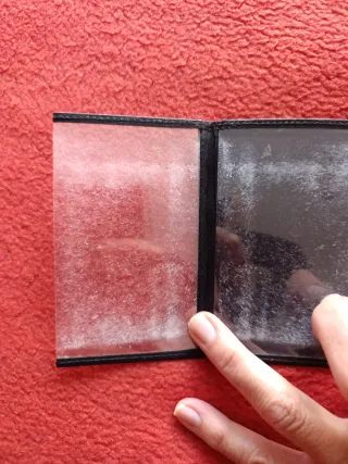 Cartera de piel negra y marrón