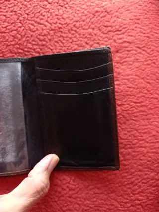 Cartera de piel negra y marrón