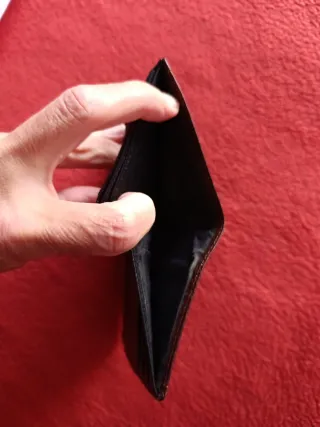 Cartera de piel negra y marrón