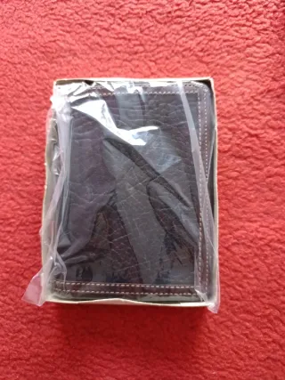 Cartera de piel negra y marrón