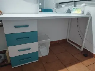 Escritorio blanco y turquesa con cajones