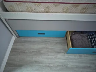 Cama doble con cajoneras con colchones y somieres.