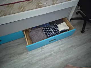 Cama doble con cajoneras con colchones y somieres.