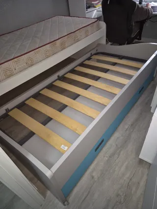 Cama doble con cajoneras con colchones y somieres.