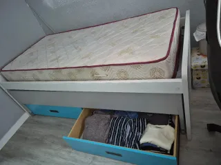 Cama doble con cajoneras con colchones y somieres.
