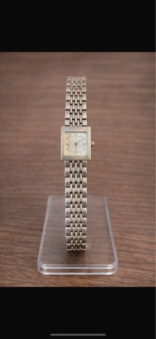 Reloj de pulsera plateado cuadrado