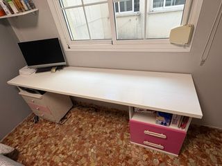 Escritorio blanco y rosa