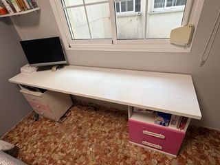 Escritorio blanco y rosa