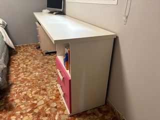 Escritorio blanco y rosa