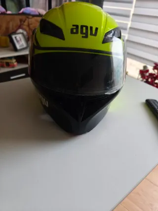 Casco de moto AGV amarillo