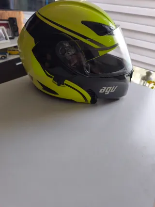 Casco de moto AGV amarillo