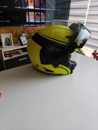 Casco de moto AGV amarillo