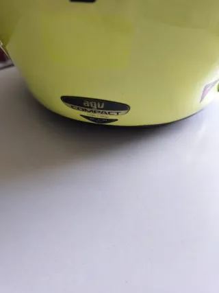 Casco de moto AGV amarillo