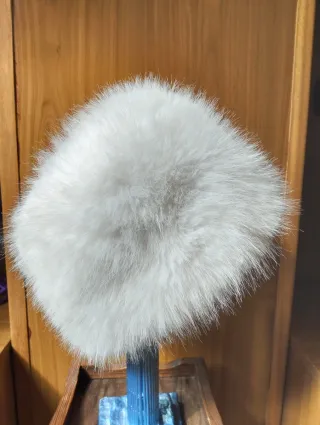Gorro pelo sintético blanco