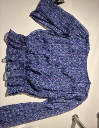 Blusa azul con estampado geométrico