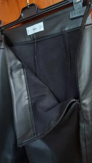 Pantalón efecto piel Mango T-42