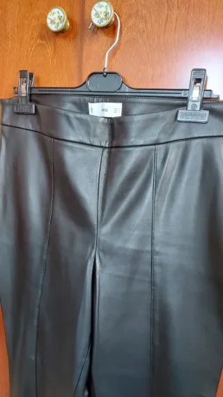 Pantalón efecto piel Mango T-42