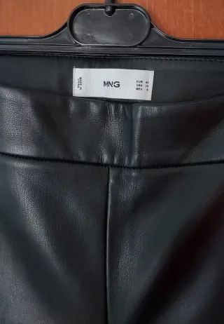 Pantalón efecto piel Mango T-42