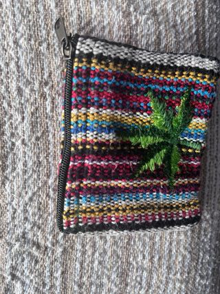 Monedero Nuevo con Bordado de Hoja