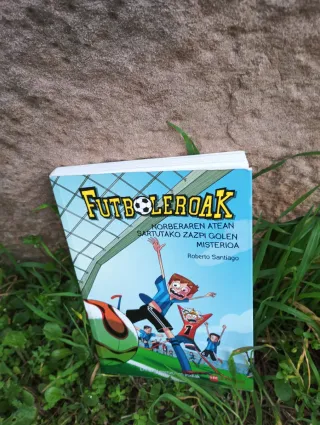 Libro juvenil Futboleroak