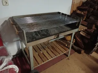 Barbacoa metálica con ruedas