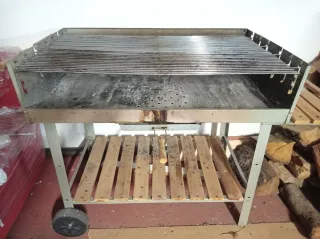 Barbacoa metálica con ruedas