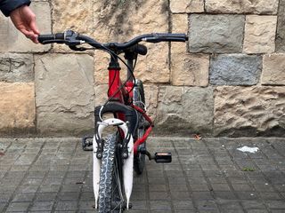 Bicicleta roja para niños entre 11 y 7 años