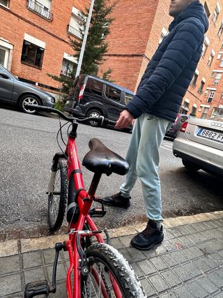 Bicicleta roja para niños entre 11 y 7 años
