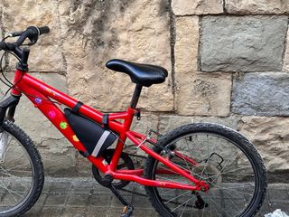 Bicicleta roja para niños entre 11 y 7 años