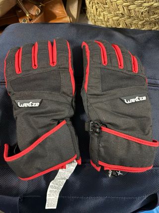 Mono esquí infantil rojo y blanco. Guantes.