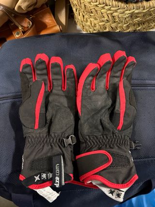 Mono esquí infantil rojo y blanco. Guantes.