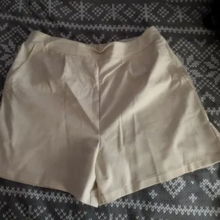 Conjunto bermuda y chaleco beige