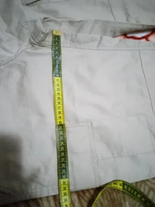 Pantaloni beige mai indossati senza targhette