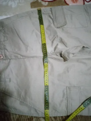 Pantaloni beige mai indossati senza targhette