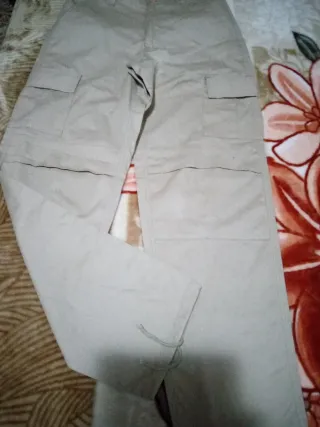 Pantaloni beige mai indossati senza targhette