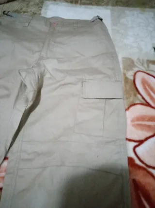 Pantaloni beige mai indossati senza targhette