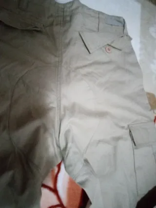 Pantaloni beige mai indossati senza targhette