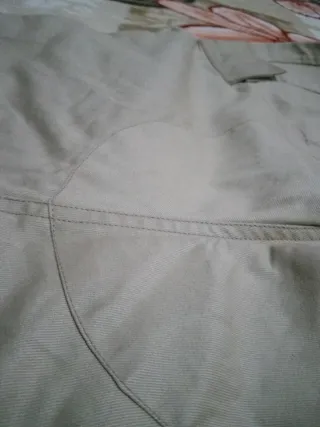 Pantaloni beige mai indossati senza targhette