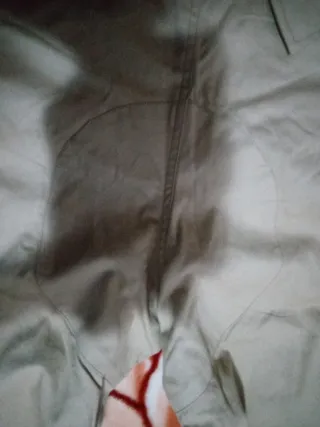 Pantaloni beige mai indossati senza targhette