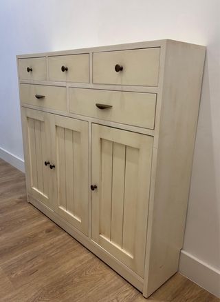 Recibidor blanco con cajones y puertas