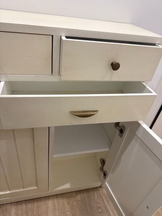 Recibidor blanco con cajones y puertas