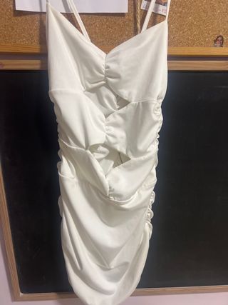 Vestido blanco de fiesta con fruncidos