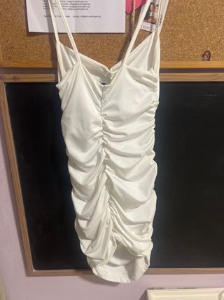 Vestido blanco de fiesta con fruncidos