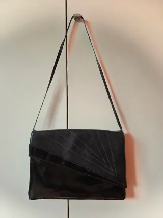 Pochette nera con dettagli a raggiera