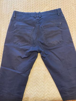 Pantalón azul.