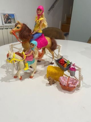 Barbie y su hija con caballos