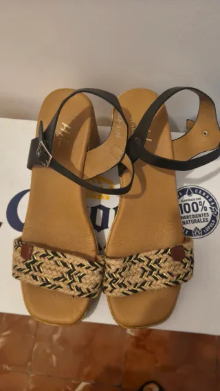 Sandalias de cuña negras y doradas Talla 39