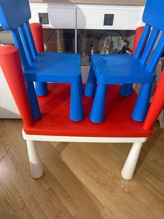 Mesa blanca y 1 silla