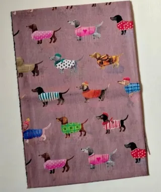 Bufanda perritos teckel rosa flecos