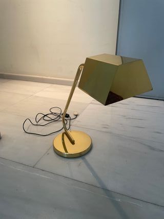 Lámpara de escritorio dorada